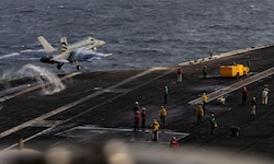 Auf dem US-Flugzeugträger „USS Abraham Lincoln“ sollen die Soldaten enorm unter den aktuellen ...