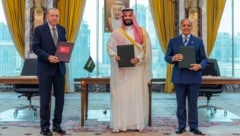 Pakt aus Saudi-Geld, Türkei-Stärke, Pakistans Atom-Bombe. Von links: der türkische Präsident ...