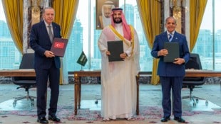 Pakt aus Saudi-Geld, Türkei-Stärke, Pakistans Atom-Bombe. Von links: der türkische Präsident ...