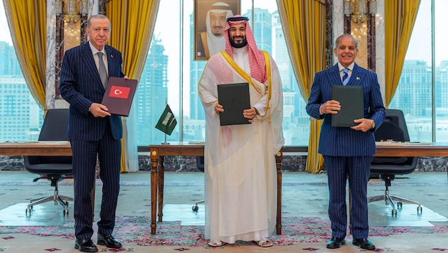 Pakt aus Saudi-Geld, Türkei-Stärke, Pakistans Atom-Bombe. Von links: der türkische Präsident ...