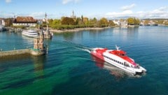 Der Katamaran „Constanze“ vor der Hafeneinfahrt in Konstanz.