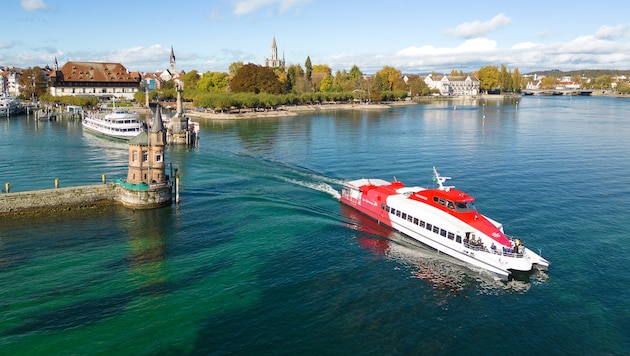 Der Katamaran „Constanze“ vor der Hafeneinfahrt in Konstanz.