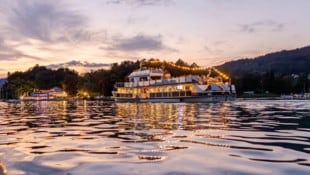 Mit der Marienstatue und Gläubigen auf dem Wörthersee.