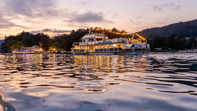 Mit der Marienstatue und Gläubigen auf dem Wörthersee.