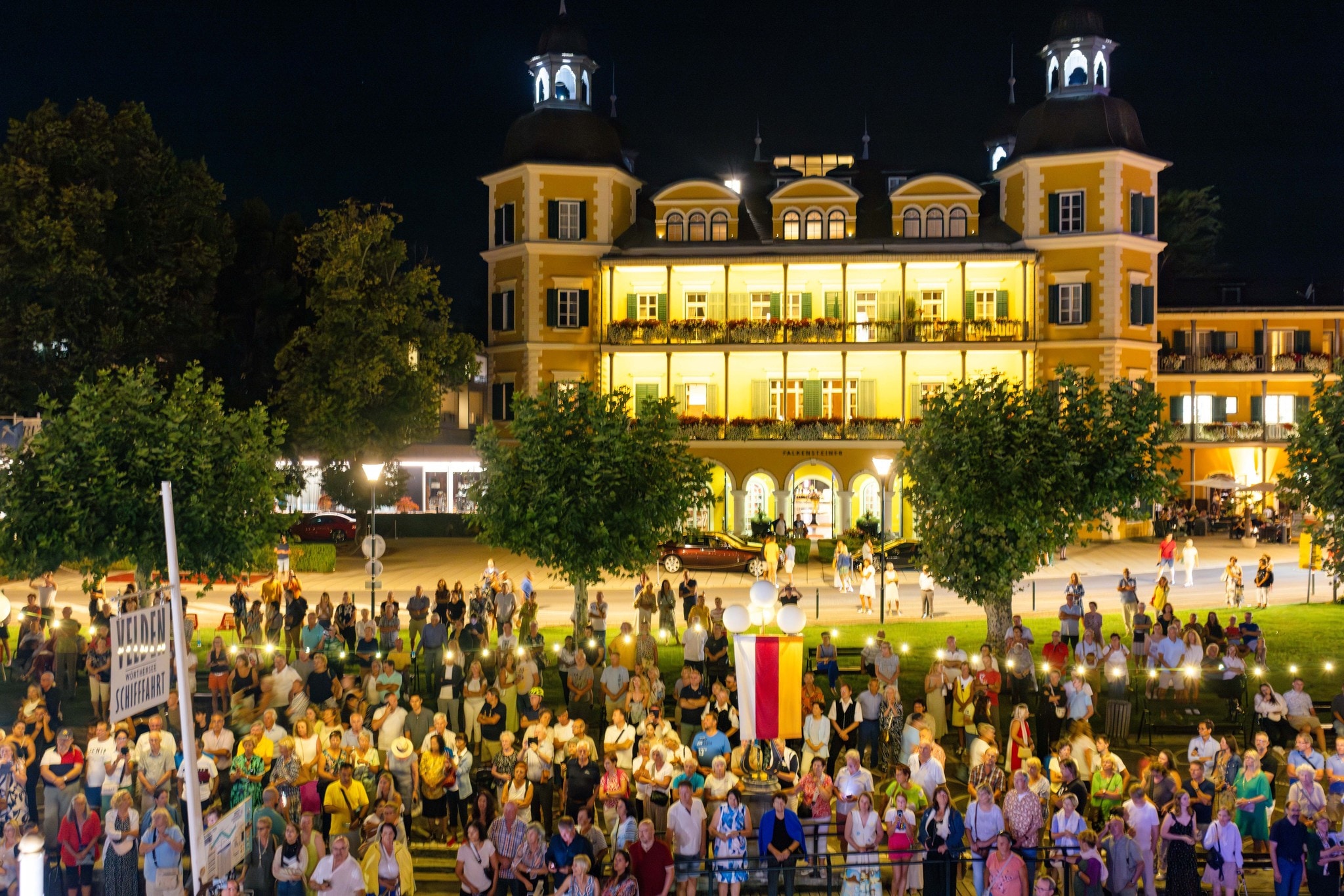 An den Anlegestellen warten Gläubige, in Velden gibt der Musikverein Velden ein Konzert (20 bis ...
