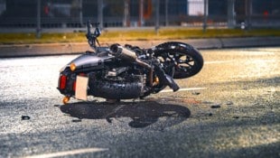 Mit zwei Promille rutschte der angeklagte Motorradfahrer in einer Kurve weg. (Symbolbild)