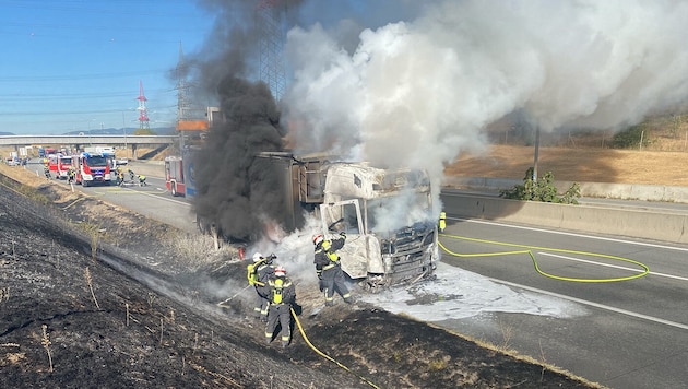 Ein Lkw fing auf der S1 Feuer.