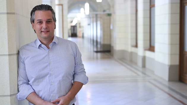Wiens FPÖ-Chef Dominik Nepp im Rathaus – dort will er nach Neuwahlen auch auf dem Chefsessel ...