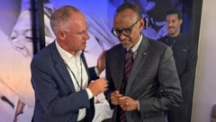 Karner mit dem Präsidenten von Ruanda beim Match in Salzburg