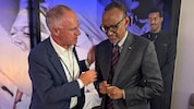 Karner mit dem Präsidenten von Ruanda beim Match in Salzburg