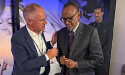 Karner mit dem Präsidenten von Ruanda beim Match in Salzburg