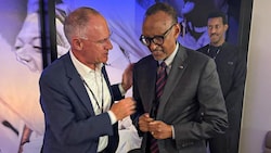 Karner mit dem Präsidenten von Ruanda beim Match in Salzburg