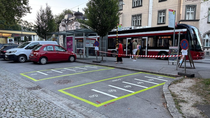 In wenigen Fällen werden dem Radverleih, der die Öffis attraktiver machen soll, auch Parkplätze ...