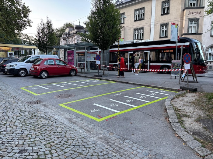 In wenigen Fällen werden dem Radverleih, der die Öffis attraktiver machen soll, auch Parkplätze ...