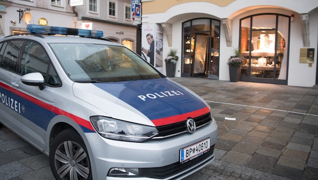 Mindestens vier Täter überfielen einen Juwlier in Leonding. (Symbolbild)