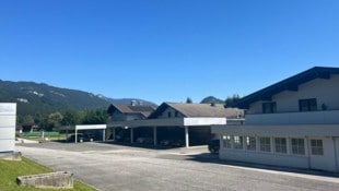 Derzeit liegt das Areal des Ex-Autohauses in Lofer brach. Jetzt sollen Arbeiten starten.
