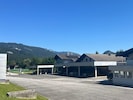 Derzeit liegt das Areal des Ex-Autohauses in Lofer brach. Jetzt sollen Arbeiten starten.