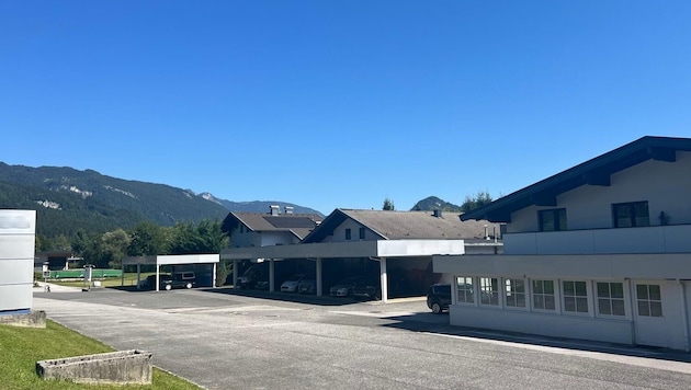 Derzeit liegt das Areal des Ex-Autohauses in Lofer brach. Jetzt sollen Arbeiten starten.
