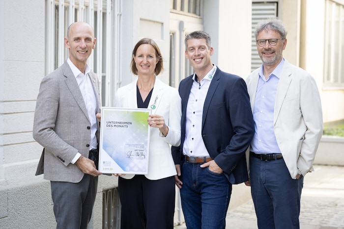 Urkundenübergabe: Landesrat Willibald Ehrenhöfer, Simone und Manuel Prohaska (MPC² GmbH) und ...