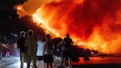 An der kroatischen Adriaküste wütet ein Feuer, Tausende Menschen mussten evakuiert werden. 