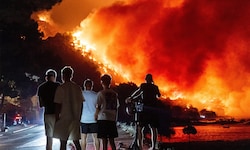 An der kroatischen Adriaküste wütet ein Feuer, Tausende Menschen mussten evakuiert werden. 