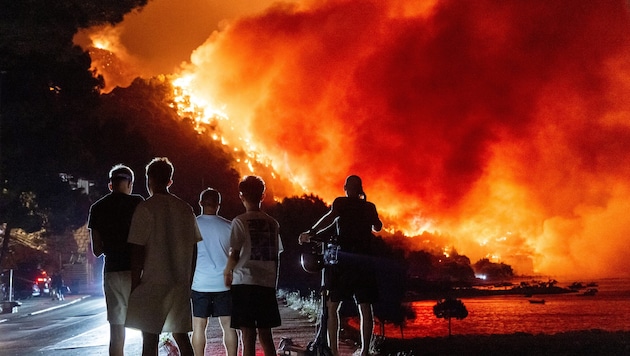 An der kroatischen Adriaküste wütet ein Feuer, Tausende Menschen mussten evakuiert werden.