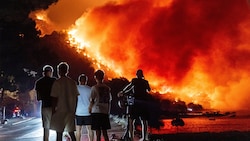 An der kroatischen Adriaküste wütet ein Feuer, Tausende Menschen mussten evakuiert werden. 