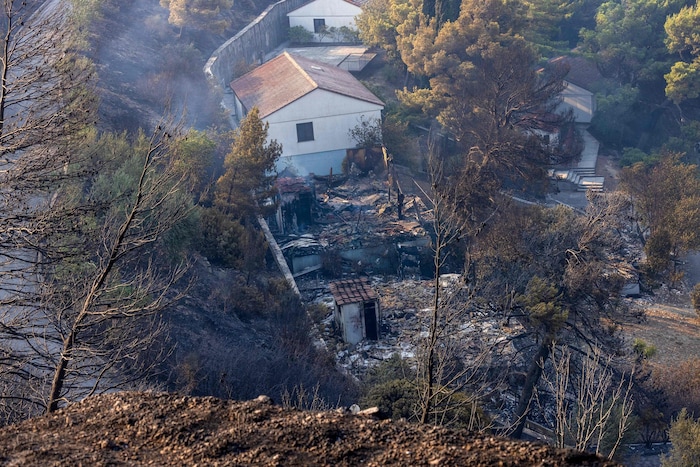 Ungefähr 30 Kilometer südlich von Split zerstörte das Feuer Häuser.