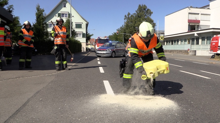 Die Feuerwehr musste ausgelaufenes Benzin binden.