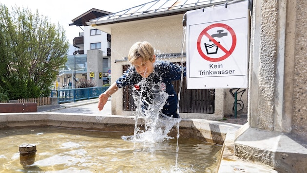 Auch am Brunnen kann man das Wasser wieder ohne Gefahr trinken – ob es wirklich schmeckt?