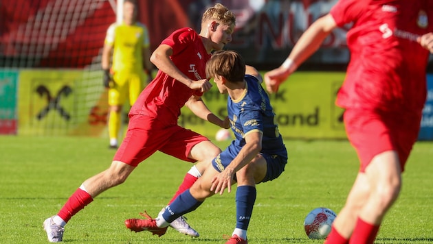 Manuel Roider (in rot) erlöste Seekirchen und erzielte den ersten Treffer der neuen Saison.