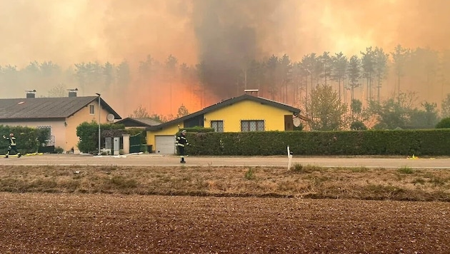 Die Wohnsiedlung beim Föhrenwald wurde von Flammen bedroht.