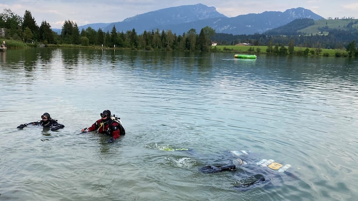 Auch Taucher waren im Walchsee im Einsatz.