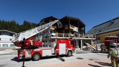 Der Einsatz der Feuerwehr beim Gebäude.