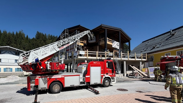 Der Einsatz der Feuerwehr beim Gebäude.