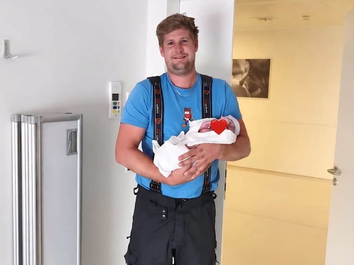 Direkt vom Einsatz in den Kreißsaal – Feuerwehrmann Fabian Fuchs eilte ins Krankenhaus zur ...