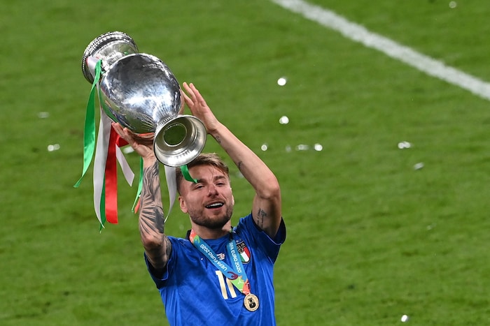 12. Juli 2021: Ciro Immobile stemmt den Europameister-Pokal.