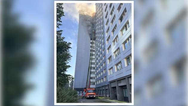 Die Drehleiter der Feuerwehr reicht nur bis zum neunten Stock – nicht hoch genug für die ...