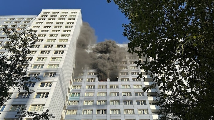 Der Brand ist mittlerweile gelöscht. Es standen zwei Wohnungen im Vollbrand.