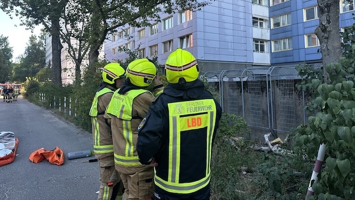 Von den insgesamt 160 tätigen Einsatzkräften sind aktuell noch 50 Einsatzkräfte vor Ort.