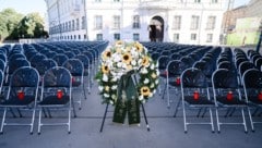 Vor dem Kanzleramt wurden 395 leere Sessel aufgestellt.