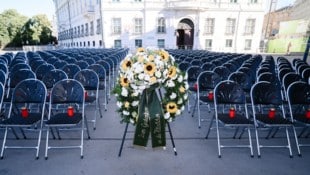 Vor dem Kanzleramt wurden 395 leere Sessel aufgestellt.
