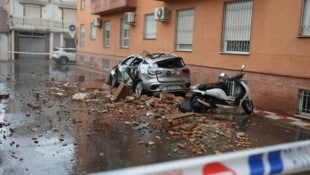 Bei dem Beben gab es Schäden an Gebäuden und Autos (das Bild wurde in Armilla nahe Granada ...