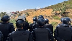 Hunderte Migranten versuchten offenbar in mehreren Versuchen, die spanische Exklave Ceuta zu ...