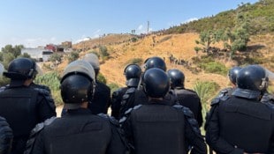 Hunderte Migranten versuchten offenbar in mehreren Versuchen, die spanische Exklave Ceuta zu ...