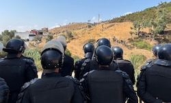 Hunderte Migranten versuchten offenbar in mehreren Versuchen, die spanische Exklave Ceuta zu ...