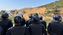 Hunderte Migranten versuchten offenbar in mehreren Versuchen, die spanische Exklave Ceuta zu ...