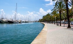 Der Deutsche sprang auf Mallorca von einer Betonmauer ins seichte Wasser. (Symbolbild)
