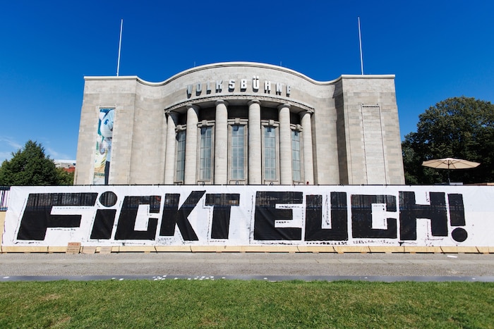 Am Freitag hing ein offizielles Transparent des Theaters vor dem Schwimmbecken mit der Botschaft ...