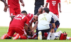 Bange Momente in München: Jamal Musiala ist auf dem Rasen umgekippt. 